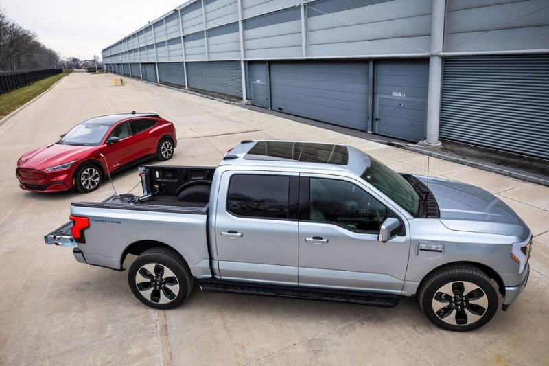 Пикап Ford F-150 Lightning научили заряжать электрокары любых марок