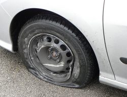 Почему на новых моделях автомобилей быстро разваливаются шины и диски