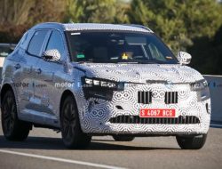 Появились шпионские фотографии салона Renault Austral