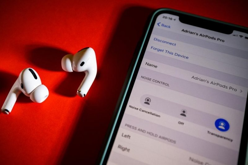 Полиция выследила угнанный Nissan с помощью наушников AirPods
