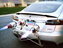 Посмотрите, как разгоняется Tesla Model S с тремя реактивными двигателями