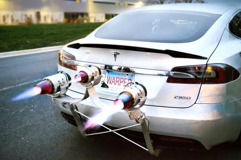 Посмотрите, как разгоняется Tesla Model S с тремя реактивными двигателями