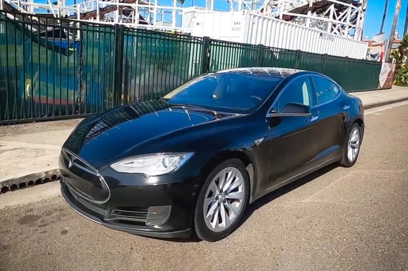 Посмотрите на Tesla, которая работала в такси и проехала больше полумиллиона километров