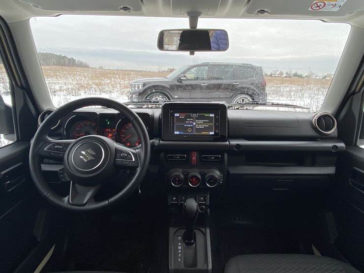 Разноклассные: несерьезный тест-драйв Suzuki Jimny и Kia Mohave