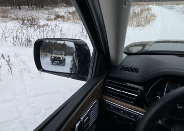 Разноклассные: несерьезный тест-драйв Suzuki Jimny и Kia Mohave