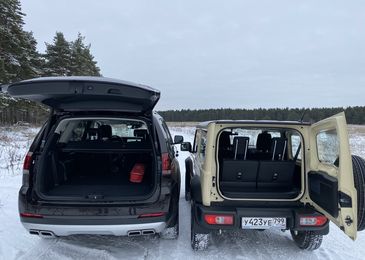 Разноклассные: несерьезный тест-драйв Suzuki Jimny и Kia Mohave