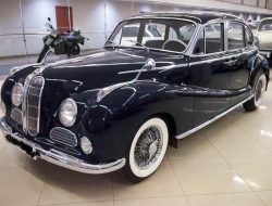 Роскошный 60-летний BMW без пробега продают в Москве за 22 миллиона рублей