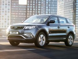 Российский Geely Atlas оставили без турбомотора