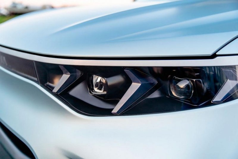 Самая быстрая рождественская ёлка, российский электрокар E-Neva и родстер Maserati MC20: главное за неделю