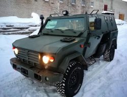 Шестилетний российский броневик без пробега продают в Москве по цене новой  BMW