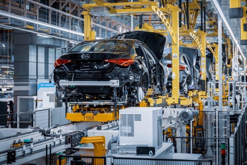 Сотрудники Mercedes-Benz получат премию в полмиллиона рублей