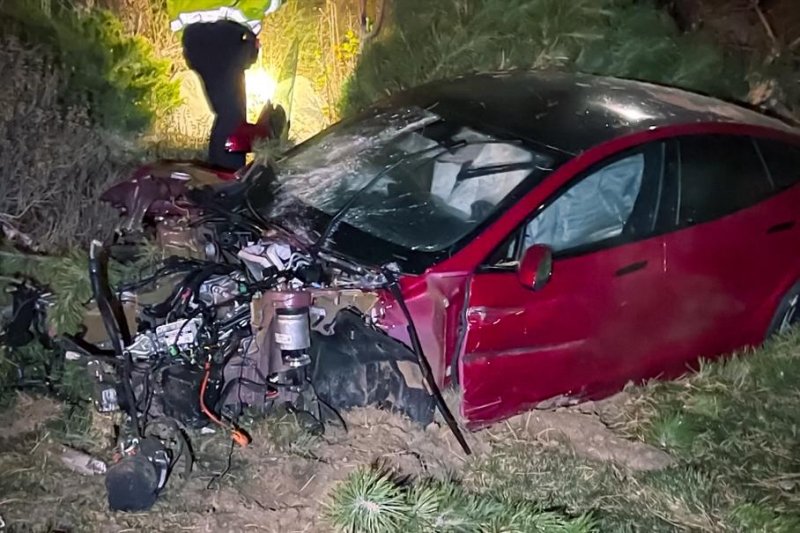 Tesla Model S сорвалась в 10-метровую пропасть. У пассажиров ни единой царапины