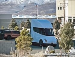 Tesla начала мелкосерийное производство электрического тягача Semi