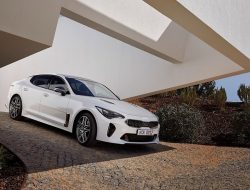 В России начали принимать заказы на «умный» Kia Stinger