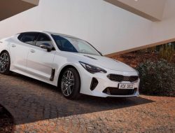 В России начались продажи Kia Stinger 2022 года с новым логотипом