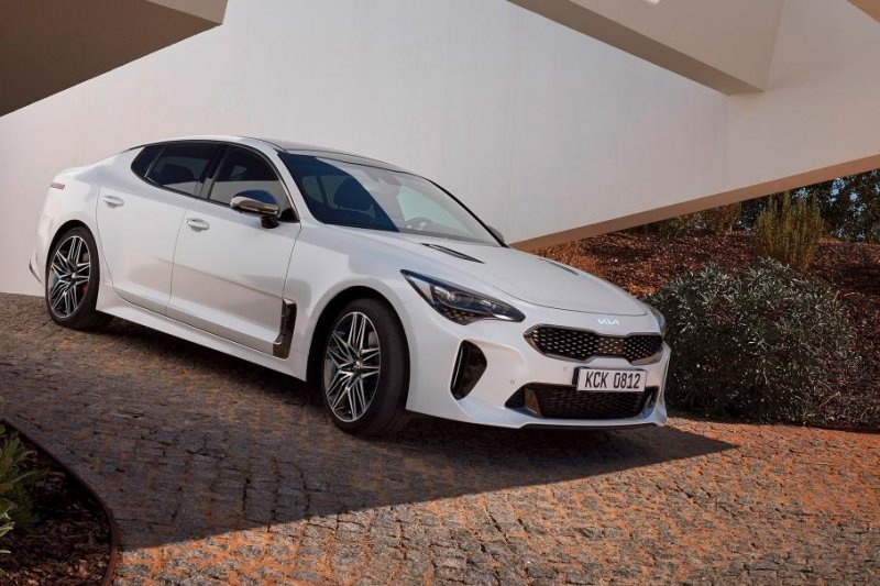 В России начались продажи Kia Stinger 2022 года с новым логотипом