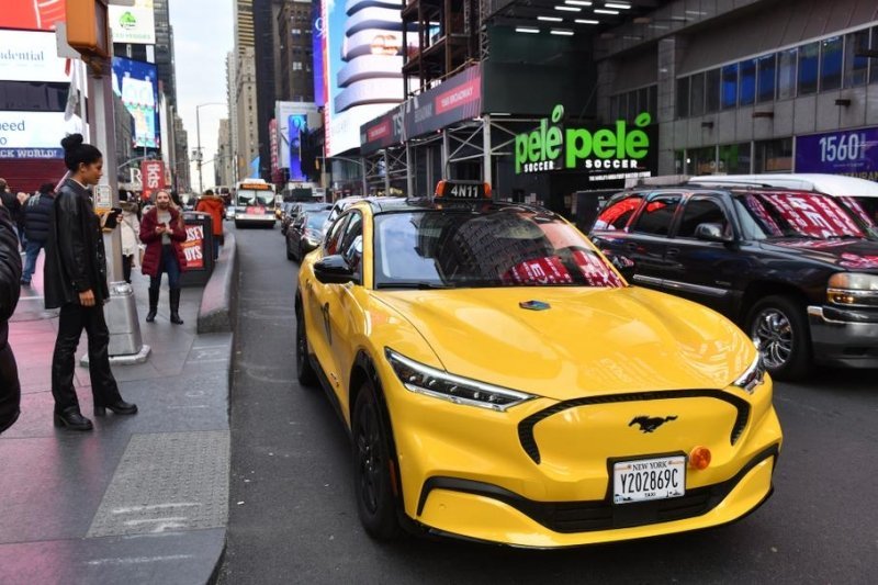 В такси Нью-Йорка появился Ford Mustang Mach-E
