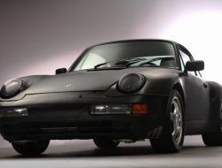 Видео: 33-летний Porsche 911 с двигателем V8