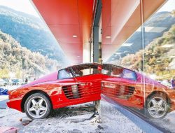 Видео: 82-летний водитель Ferrari врезался в торговый центр