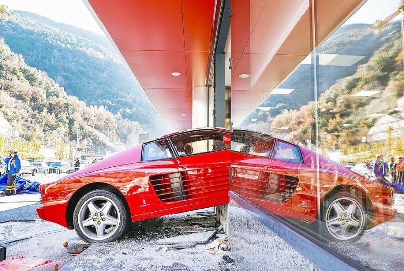 Видео: 82-летний водитель Ferrari врезался в торговый центр