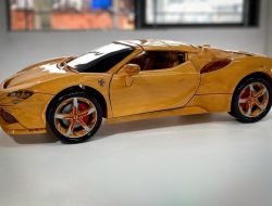 Видео: деревянный Ferrari со складной крышей и рабочей подвеской