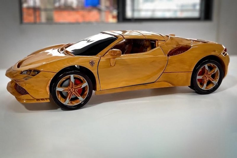 Видео: деревянный Ferrari со складной крышей и рабочей подвеской