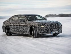 Видео: электрический BMW i7 дрифтит вблизи Полярного круга
