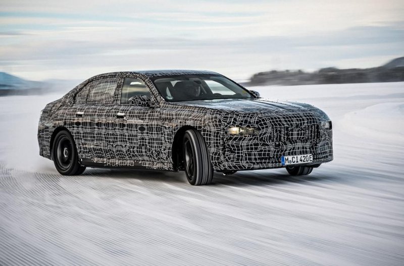 Видео: электрический BMW i7 дрифтит вблизи Полярного круга