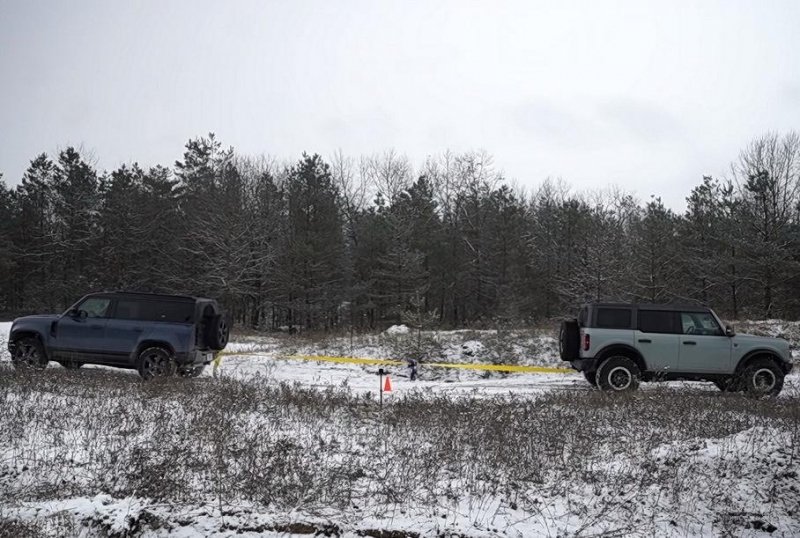 Видео: Ford Bronco и новый Defender сразились в перетягивании каната