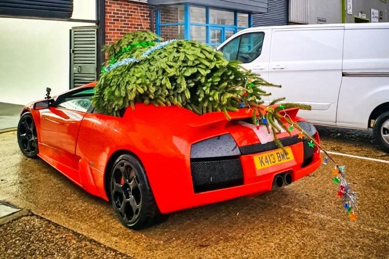 Видео: неудачная реплика Lamborghini доставляет рождественскую ель в фотостудию
