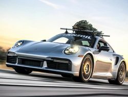 Видео: Porsche с елкой на крыше разогнали до 282 километров в час