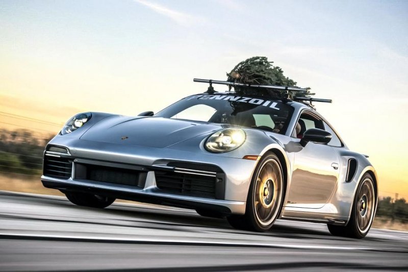 Видео: Porsche с елкой на крыше разогнали до 282 километров в час