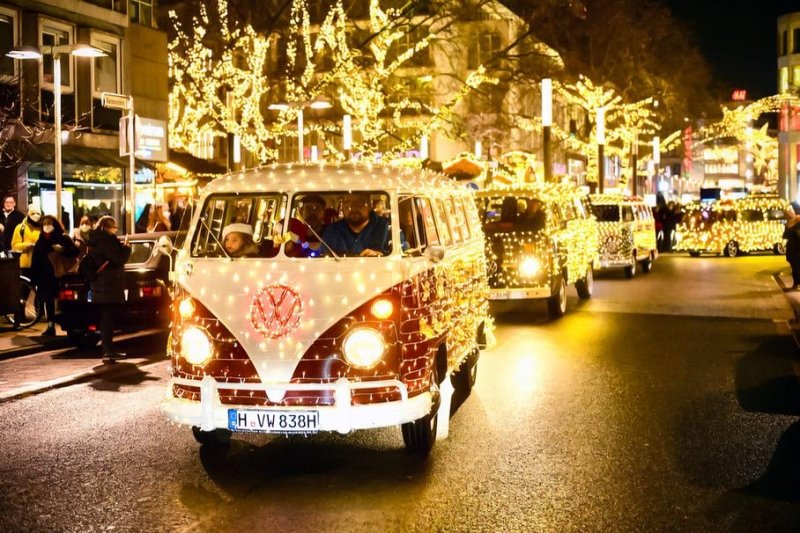 Видео: рождественский парад винтажных автомобилей Volkswagen по ночным улицам