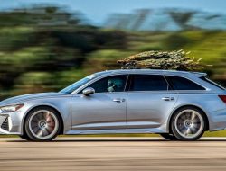 Видео: рождественскую ель прокатили на крыше 800-сильного Audi RS6 Avant