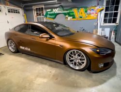 Видео: Tesla Model S оборудовали бензиновым V8 от Chevrolet Camaro