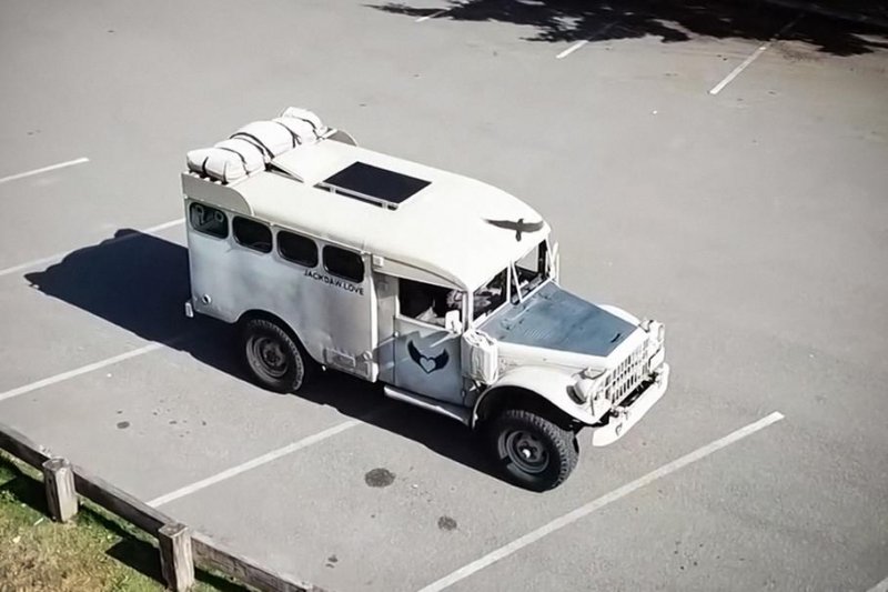 Военный грузовик Dodge превратили во внедорожный дом на колесах