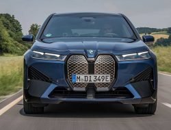 «Заряженный» кроссовер BMW iX M60 могут показать на выставке электроники