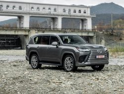 Два по триста. Тест-драйв нового Lexus LX