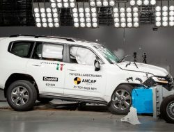 Новый Toyota Land Cruiser разбили в независимом краш-тесте. Видео