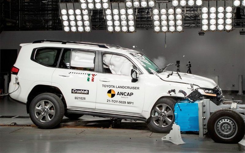 
            Новый Toyota Land Cruiser разбили в независимом краш-тесте. Видео
        