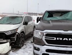 Снегоуборощик разбил более 40 машин во время расчистки дороги. Видео