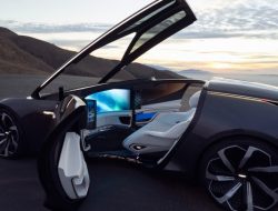 Cadillac представил автомобиль с экраном вместо ветрового стекла
