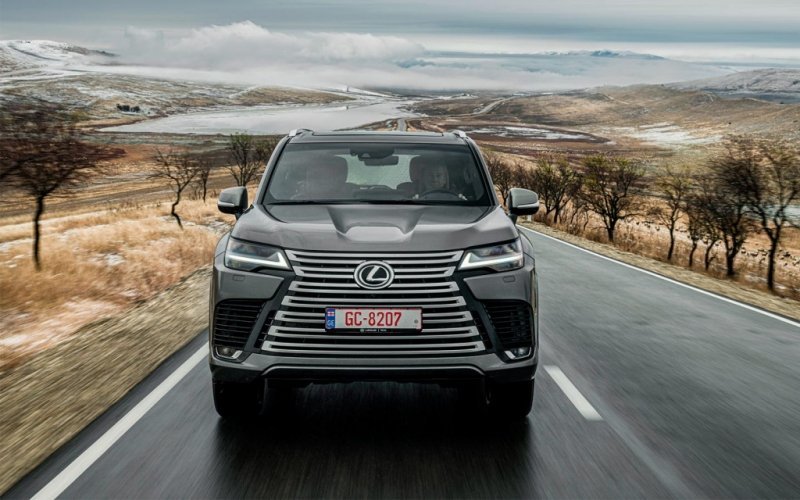 
            Два по триста. Тест-драйв нового Lexus LX
        