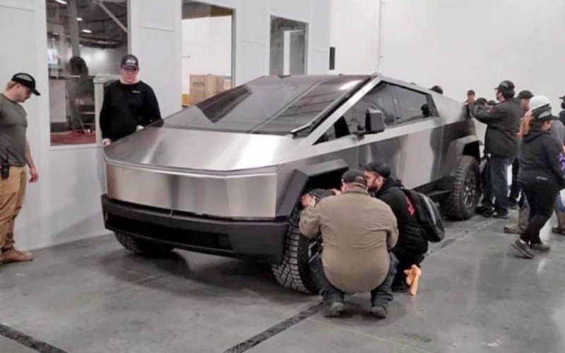 
            Tesla Cybertruck подготовили к производству: новые фото электропикапа
        