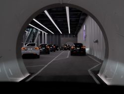 Пробки из Tesla: Илон Маск показал будущее электромобилей. Видео