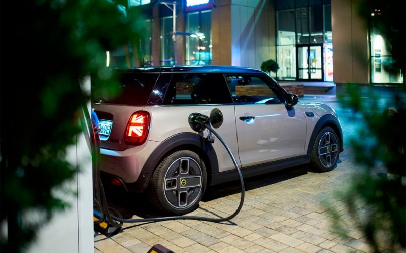 
            Названы сроки появления первого электрокара MINI в России
        