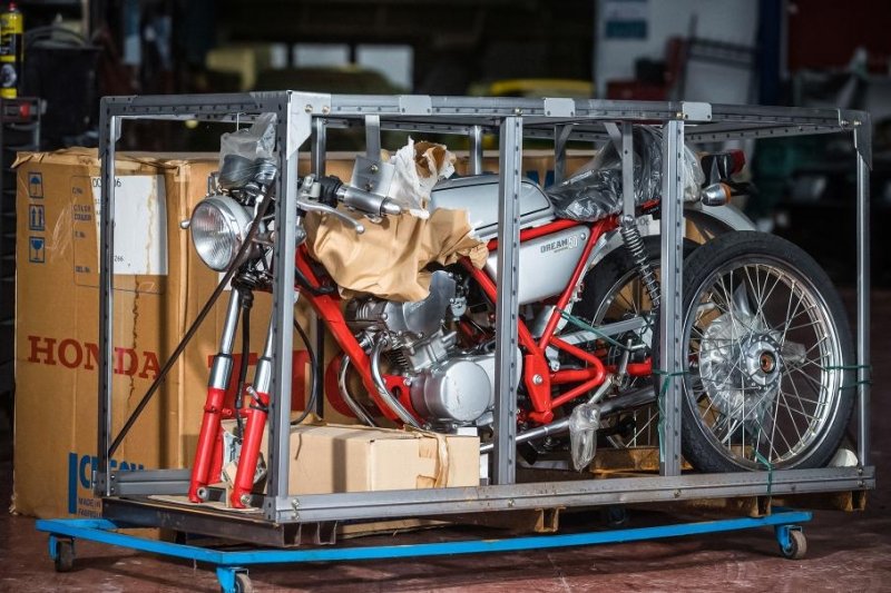 24-летний мотоцикл Honda никогда не доставали из заводской упаковки. Теперь его пустят с молотка