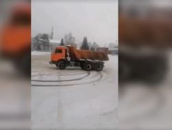 Водитель «КамАЗа» устроил дрифт около порта. Видео