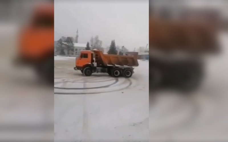 
            Водитель «КамАЗа» устроил дрифт около порта. Видео
        