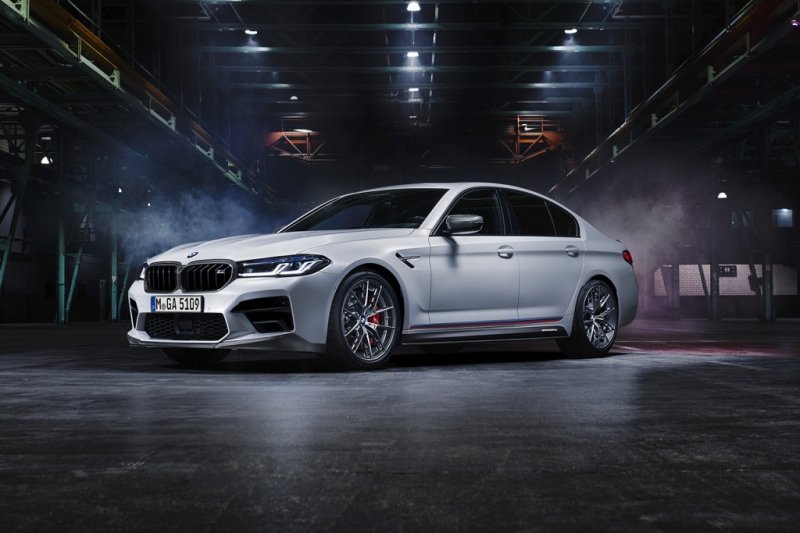 
            8-летнюю BMW выставили на продажу за 110 млн. рублей
        